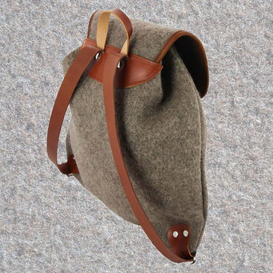 Rucksack aus Schweizer Armeedecken, Geschenk, Geschenkidee, Manufaktur, Handgemacht, Swissmade, CH-Armee-Decken, Aktenmappe, Handtasche, Rucksack, Shopper, Tasche, Allroundtasche, Schultertasche, Umhängetasche, Laptoptasche, Schultertasche Vintage Look, Handytasche, Aktentasche, Bowling Bag, Unisex Allroundtasche, Reisetasche, Bowling-Umhängetasche, Schweizer Postsack, Beuteltasche, Shopper Post