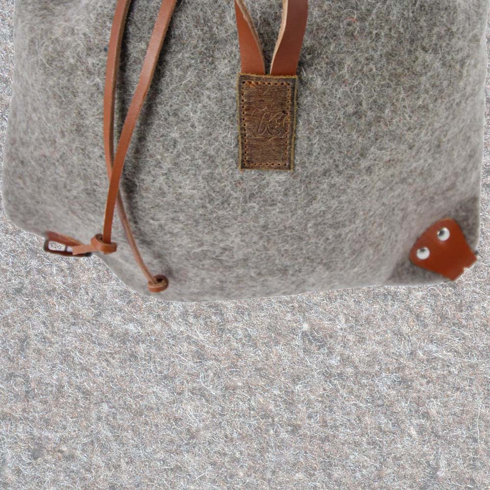 Rucksack aus Schweizer Armeedecken, Geschenk, Geschenkidee, Manufaktur, Handgemacht, Swissmade, CH-Armee-Decken, Aktenmappe, Handtasche, Rucksack, Shopper, Tasche, Allroundtasche, Schultertasche, Umhängetasche, Laptoptasche, Schultertasche Vintage Look, Handytasche, Aktentasche, Bowling Bag, Unisex Allroundtasche, Reisetasche, Bowling-Umhängetasche, Schweizer Postsack, Beuteltasche, Shopper Post