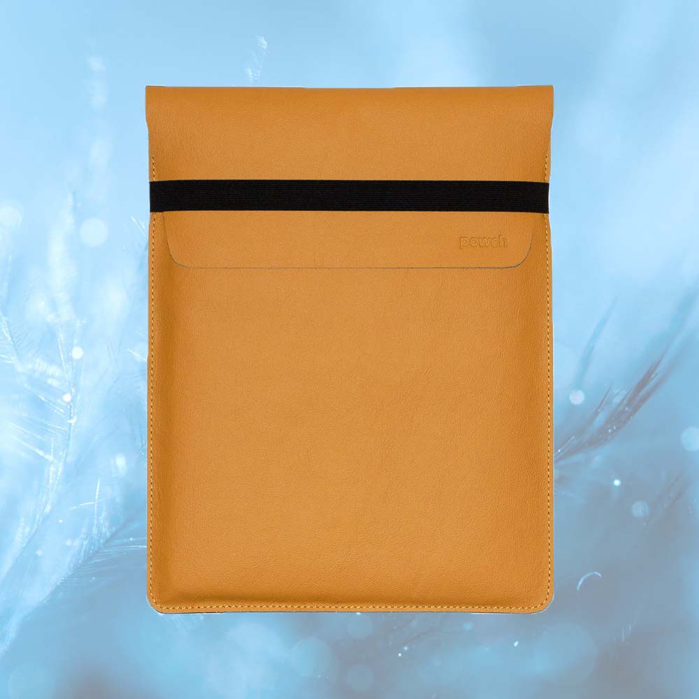 POWCH Laptoptasche, Elektroniktasche Caramel, Elektroniktasche, Powch, Record Bag, Schaltplattentasche, Recycling Shopper, Recycling-Umhängetasche, Hüfttasche, otrend.ch, opower.ch, omarket.ch, otrend, opower, omarket, trend, power, market, Trends, Trend-Scout, Trend-Shop, Online-Shop, Bernevo, Bernevo AG, Geschenk, Geschenkidee, Manufaktur, Handgemacht, Swissmade, CH-Armee-Decken, Aktenmappe, Handtasche, Rucksack, Shopper, Tasche, Allroundtasche, Schultertasche, Umhängetasche, Laptoptasche, Schultertasc