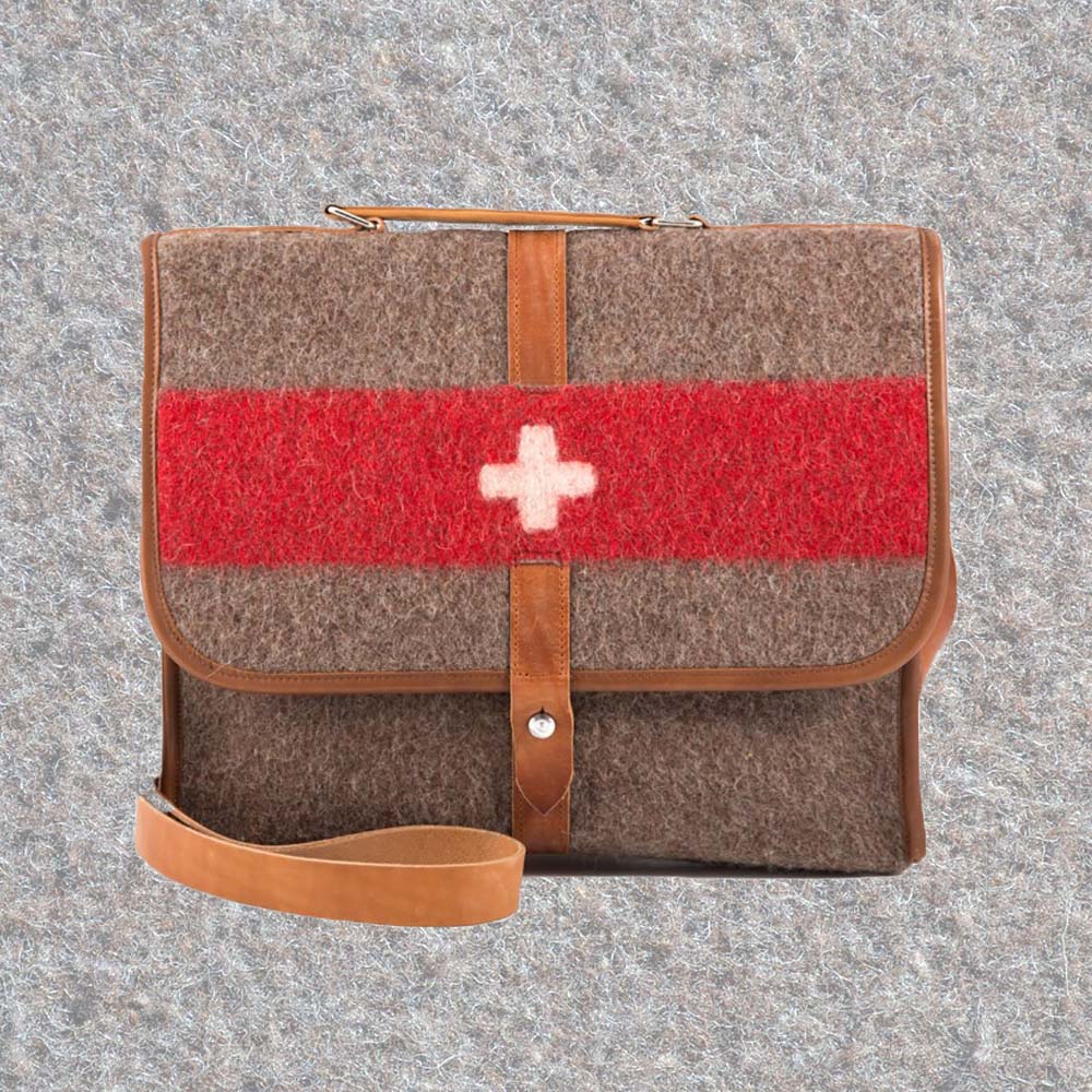 Aktentasche aus Schweizer Armeedecken, Geschenk, Geschenkidee, Manufaktur, Handgemacht, Swissmade, CH-Armee-Decken, Aktenmappe, Handtasche, Rucksack, Shopper, Tasche, Allroundtasche, Schultertasche, Umhängetasche, Laptoptasche, Schultertasche Vintage Look, Handytasche, Aktentasche, Bowling Bag, Unisex Allroundtasche, Reisetasche, Bowling-Umhängetasche, Schweizer Postsack, Beuteltasche, Shopper Post