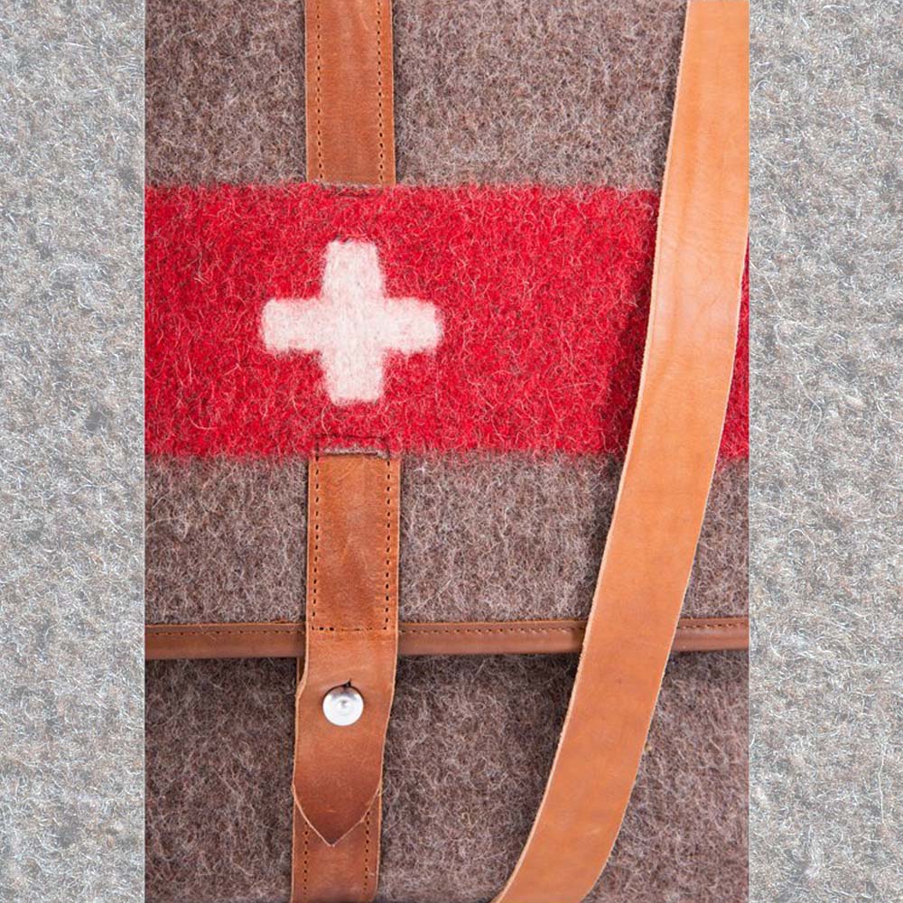 Aktentasche aus Schweizer Armeedecken, Geschenk, Geschenkidee, Manufaktur, Handgemacht, Swissmade, CH-Armee-Decken, Aktenmappe, Handtasche, Rucksack, Shopper, Tasche, Allroundtasche, Schultertasche, Umhängetasche, Laptoptasche, Schultertasche Vintage Look, Handytasche, Aktentasche, Bowling Bag, Unisex Allroundtasche, Reisetasche, Bowling-Umhängetasche, Schweizer Postsack, Beuteltasche, Shopper Post