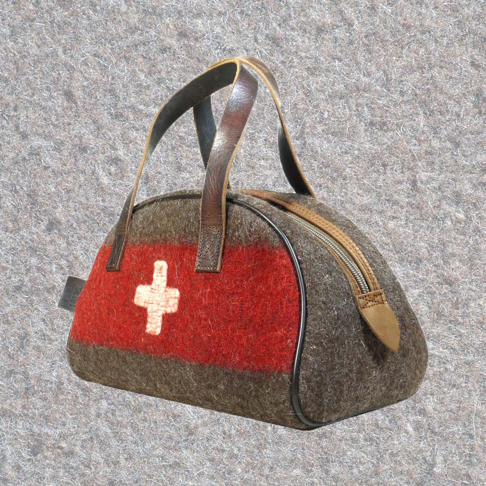 Bowling Bag aus Schweizer Armeedecken, Geschenk, Geschenkidee, Manufaktur, Handgemacht, Swissmade, CH-Armee-Decken, Aktenmappe, Handtasche, Rucksack, Shopper, Tasche, Allroundtasche, Schultertasche, Umhängetasche, Laptoptasche, Schultertasche Vintage Look, Handytasche, Aktentasche, Bowling Bag, Unisex Allroundtasche, Reisetasche, Bowling-Umhängetasche, Schweizer Postsack, Beuteltasche, Shopper Post