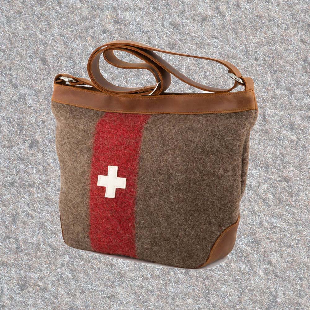 Bowling-Umhängetasche aus Schweizer Armeedecken, Geschenk, Geschenkidee, Manufaktur, Handgemacht, Swissmade, CH-Armee-Decken, Aktenmappe, Handtasche, Rucksack, Shopper, Tasche, Allroundtasche, Schultertasche, Umhängetasche, Laptoptasche, Schultertasche Vintage Look, Handytasche, Aktentasche, Bowling Bag, Unisex Allroundtasche, Reisetasche, Bowling-Umhängetasche, Schweizer Postsack, Beuteltasche, Shopper Post