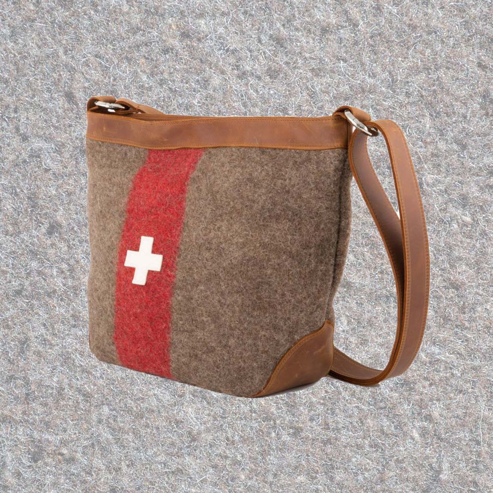 Bowling-Umhängetasche aus Schweizer Armeedecken, Geschenk, Geschenkidee, Manufaktur, Handgemacht, Swissmade, CH-Armee-Decken, Aktenmappe, Handtasche, Rucksack, Shopper, Tasche, Allroundtasche, Schultertasche, Umhängetasche, Laptoptasche, Schultertasche Vintage Look, Handytasche, Aktentasche, Bowling Bag, Unisex Allroundtasche, Reisetasche, Bowling-Umhängetasche, Schweizer Postsack, Beuteltasche, Shopper Post