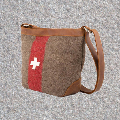 Bowling-Umhängetasche aus Schweizer Armeedecken, Geschenk, Geschenkidee, Manufaktur, Handgemacht, Swissmade, CH-Armee-Decken, Aktenmappe, Handtasche, Rucksack, Shopper, Tasche, Allroundtasche, Schultertasche, Umhängetasche, Laptoptasche, Schultertasche Vintage Look, Handytasche, Aktentasche, Bowling Bag, Unisex Allroundtasche, Reisetasche, Bowling-Umhängetasche, Schweizer Postsack, Beuteltasche, Shopper Post