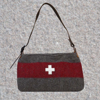 Handtasche aus Schweizer Armeedecken, Geschenk, Geschenkidee, Manufaktur, Handgemacht, Swissmade, CH-Armee-Decken, Aktenmappe, Handtasche, Rucksack, Shopper, Tasche, Allroundtasche, Schultertasche, Umhängetasche, Laptoptasche, Schultertasche Vintage Look, Handytasche, Aktentasche, Bowling Bag, Unisex Allroundtasche, Reisetasche, Bowling-Umhängetasche, Schweizer Postsack, Beuteltasche, Shopper Post