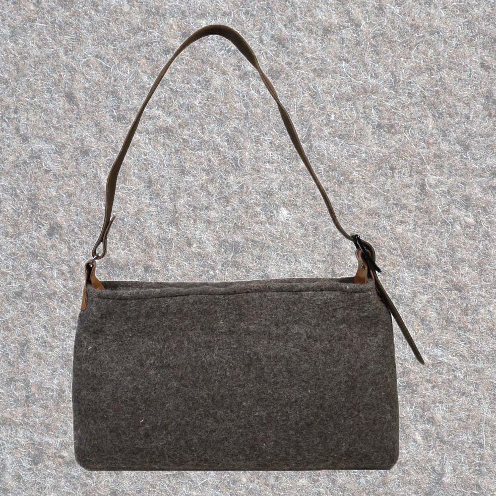 Handtasche aus Schweizer Armeedecken, Geschenk, Geschenkidee, Manufaktur, Handgemacht, Swissmade, CH-Armee-Decken, Aktenmappe, Handtasche, Rucksack, Shopper, Tasche, Allroundtasche, Schultertasche, Umhängetasche, Laptoptasche, Schultertasche Vintage Look, Handytasche, Aktentasche, Bowling Bag, Unisex Allroundtasche, Reisetasche, Bowling-Umhängetasche, Schweizer Postsack, Beuteltasche, Shopper Post