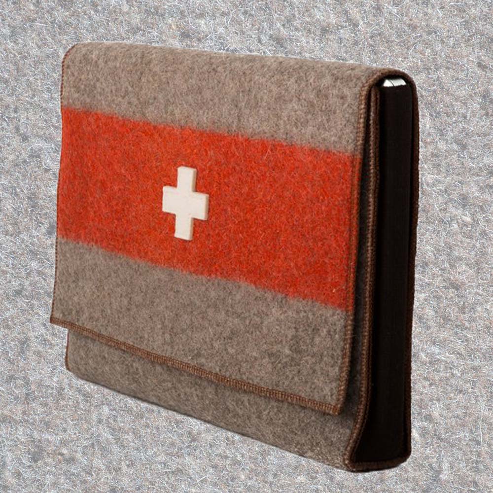 Laptoptasche aus Schweizer Armeedecken, Geschenk, Geschenkidee, Manufaktur, Handgemacht, Swissmade, CH-Armee-Decken, Aktenmappe, Handtasche, Rucksack, Shopper, Tasche, Allroundtasche, Schultertasche, Umhängetasche, Laptoptasche, Schultertasche Vintage Look, Handytasche, Aktentasche, Bowling Bag, Unisex Allroundtasche, Reisetasche, Bowling-Umhängetasche, Schweizer Postsack, Beuteltasche, Shopper Post