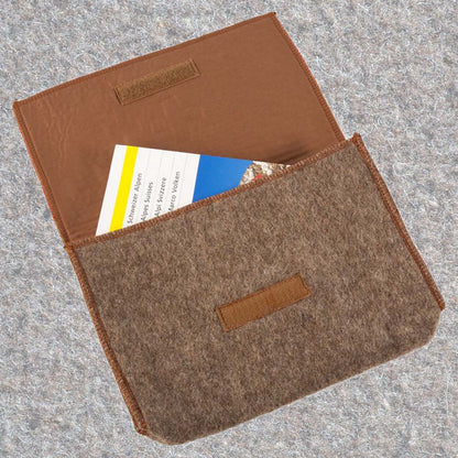 Laptoptasche aus Schweizer Armeedecken, Geschenk, Geschenkidee, Manufaktur, Handgemacht, Swissmade, CH-Armee-Decken, Aktenmappe, Handtasche, Rucksack, Shopper, Tasche, Allroundtasche, Schultertasche, Umhängetasche, Laptoptasche, Schultertasche Vintage Look, Handytasche, Aktentasche, Bowling Bag, Unisex Allroundtasche, Reisetasche, Bowling-Umhängetasche, Schweizer Postsack, Beuteltasche, Shopper Post