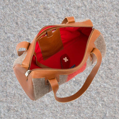 Reisetasche aus Schweizer Armeedecken, Geschenk, Geschenkidee, Manufaktur, Handgemacht, Swissmade, CH-Armee-Decken, Aktenmappe, Handtasche, Rucksack, Shopper, Tasche, Allroundtasche, Schultertasche, Umhängetasche, Laptoptasche, Schultertasche Vintage Look, Handytasche, Aktentasche, Bowling Bag, Unisex Allroundtasche, Reisetasche, Bowling-Umhängetasche, Schweizer Postsack, Beuteltasche, Shopper Post