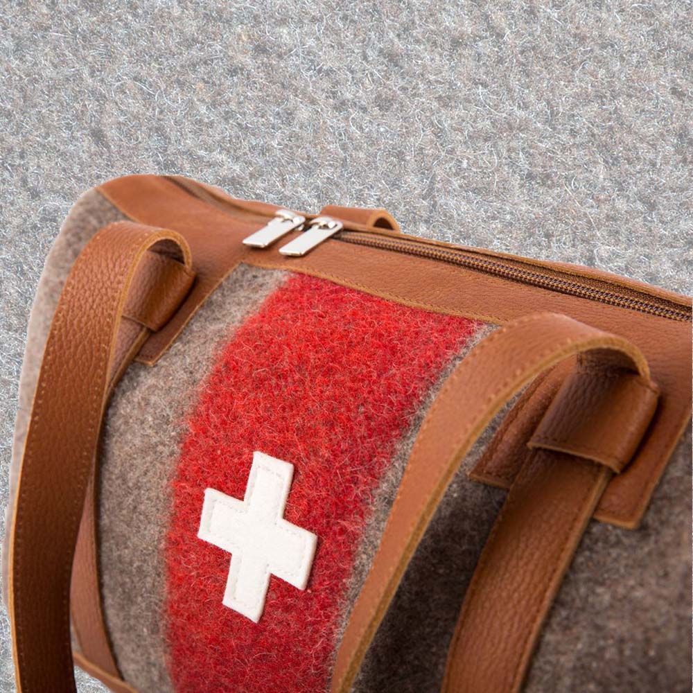 Reisetasche aus Schweizer Armeedecken, Geschenk, Geschenkidee, Manufaktur, Handgemacht, Swissmade, CH-Armee-Decken, Aktenmappe, Handtasche, Rucksack, Shopper, Tasche, Allroundtasche, Schultertasche, Umhängetasche, Laptoptasche, Schultertasche Vintage Look, Handytasche, Aktentasche, Bowling Bag, Unisex Allroundtasche, Reisetasche, Bowling-Umhängetasche, Schweizer Postsack, Beuteltasche, Shopper Post