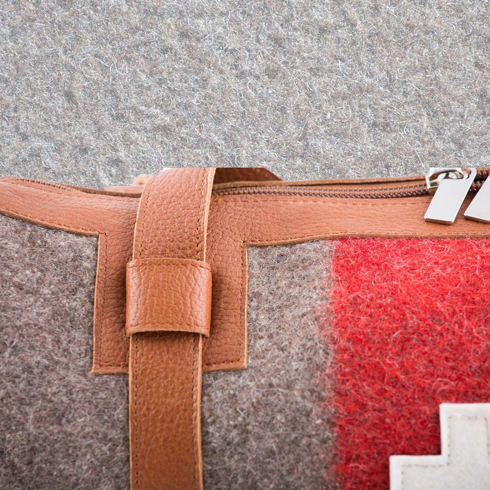 Reisetasche aus Schweizer Armeedecken, Geschenk, Geschenkidee, Manufaktur, Handgemacht, Swissmade, CH-Armee-Decken, Aktenmappe, Handtasche, Rucksack, Shopper, Tasche, Allroundtasche, Schultertasche, Umhängetasche, Laptoptasche, Schultertasche Vintage Look, Handytasche, Aktentasche, Bowling Bag, Unisex Allroundtasche, Reisetasche, Bowling-Umhängetasche, Schweizer Postsack, Beuteltasche, Shopper Post