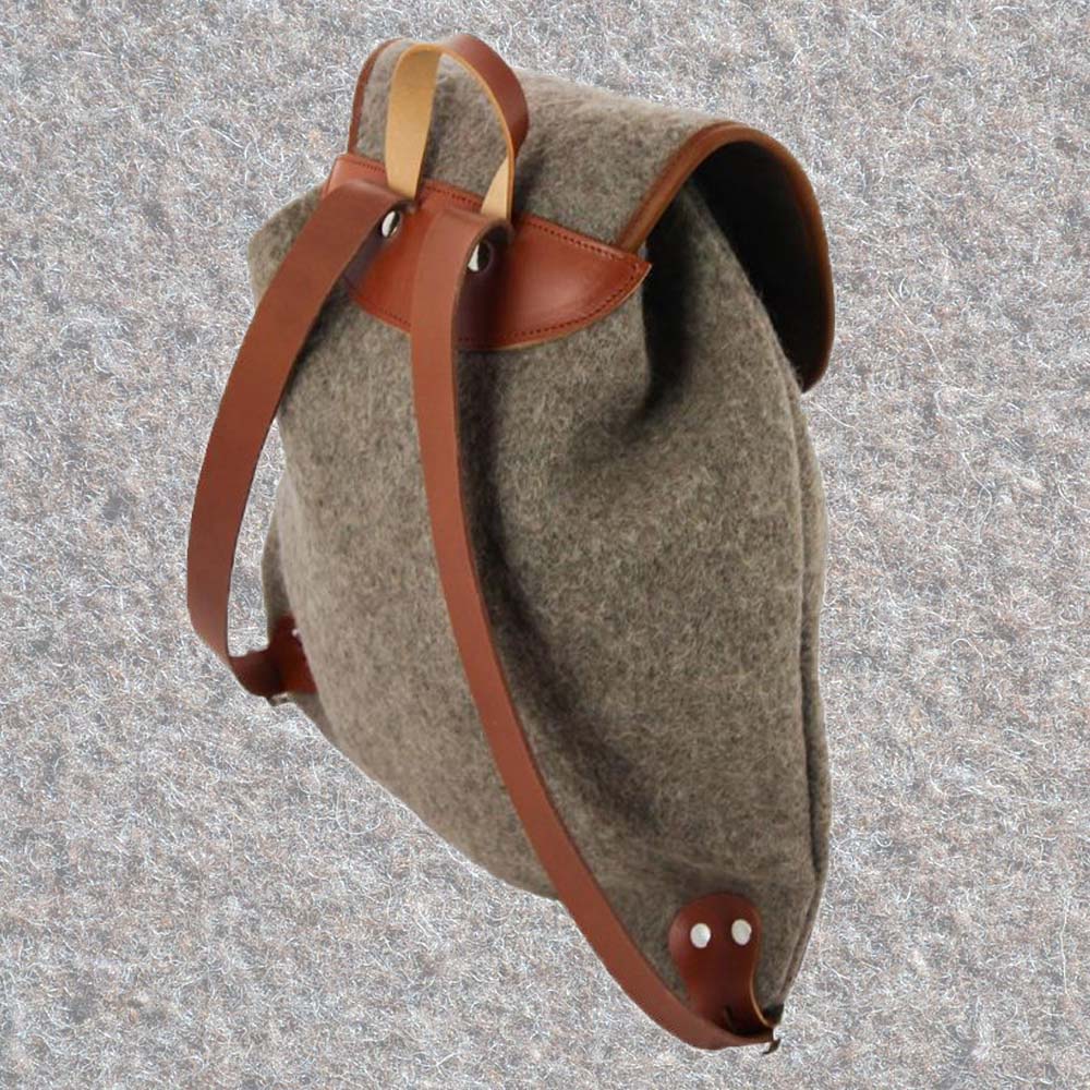 Rucksack aus Schweizer Armeedecken, Geschenk, Geschenkidee, Manufaktur, Handgemacht, Swissmade, CH-Armee-Decken, Aktenmappe, Handtasche, Rucksack, Shopper, Tasche, Allroundtasche, Schultertasche, Umhängetasche, Laptoptasche, Schultertasche Vintage Look, Handytasche, Aktentasche, Bowling Bag, Unisex Allroundtasche, Reisetasche, Bowling-Umhängetasche, Schweizer Postsack, Beuteltasche, Shopper Post