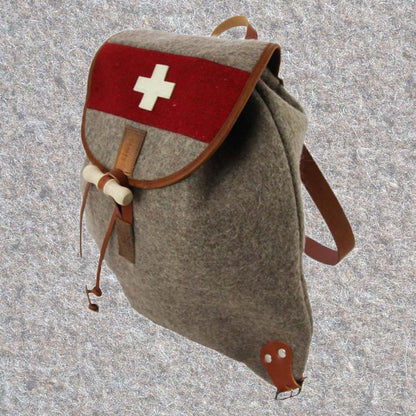 Rucksack aus Schweizer Armeedecken, Geschenk, Geschenkidee, Manufaktur, Handgemacht, Swissmade, CH-Armee-Decken, Aktenmappe, Handtasche, Rucksack, Shopper, Tasche, Allroundtasche, Schultertasche, Umhängetasche, Laptoptasche, Schultertasche Vintage Look, Handytasche, Aktentasche, Bowling Bag, Unisex Allroundtasche, Reisetasche, Bowling-Umhängetasche, Schweizer Postsack, Beuteltasche, Shopper Post