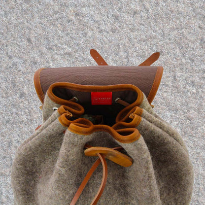 Rucksack aus Schweizer Armeedecken, Geschenk, Geschenkidee, Manufaktur, Handgemacht, Swissmade, CH-Armee-Decken, Aktenmappe, Handtasche, Rucksack, Shopper, Tasche, Allroundtasche, Schultertasche, Umhängetasche, Laptoptasche, Schultertasche Vintage Look, Handytasche, Aktentasche, Bowling Bag, Unisex Allroundtasche, Reisetasche, Bowling-Umhängetasche, Schweizer Postsack, Beuteltasche, Shopper Post