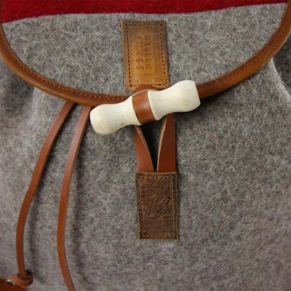 Rucksack aus Schweizer Armeedecken, Geschenk, Geschenkidee, Manufaktur, Handgemacht, Swissmade, CH-Armee-Decken, Aktenmappe, Handtasche, Rucksack, Shopper, Tasche, Allroundtasche, Schultertasche, Umhängetasche, Laptoptasche, Schultertasche Vintage Look, Handytasche, Aktentasche, Bowling Bag, Unisex Allroundtasche, Reisetasche, Bowling-Umhängetasche, Schweizer Postsack, Beuteltasche, Shopper Post