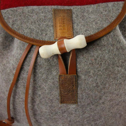 Rucksack aus Schweizer Armeedecken, Geschenk, Geschenkidee, Manufaktur, Handgemacht, Swissmade, CH-Armee-Decken, Aktenmappe, Handtasche, Rucksack, Shopper, Tasche, Allroundtasche, Schultertasche, Umhängetasche, Laptoptasche, Schultertasche Vintage Look, Handytasche, Aktentasche, Bowling Bag, Unisex Allroundtasche, Reisetasche, Bowling-Umhängetasche, Schweizer Postsack, Beuteltasche, Shopper Post