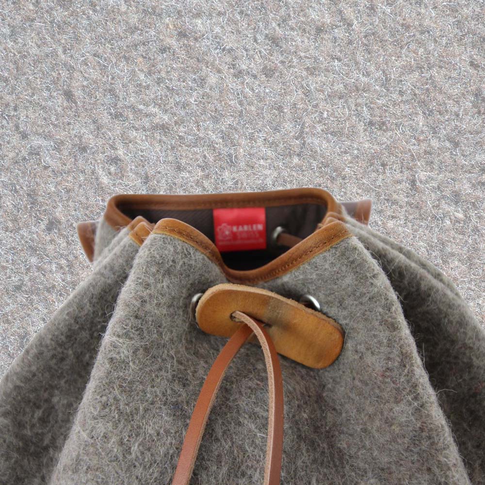 Rucksack aus Schweizer Armeedecken, Geschenk, Geschenkidee, Manufaktur, Handgemacht, Swissmade, CH-Armee-Decken, Aktenmappe, Handtasche, Rucksack, Shopper, Tasche, Allroundtasche, Schultertasche, Umhängetasche, Laptoptasche, Schultertasche Vintage Look, Handytasche, Aktentasche, Bowling Bag, Unisex Allroundtasche, Reisetasche, Bowling-Umhängetasche, Schweizer Postsack, Beuteltasche, Shopper Post