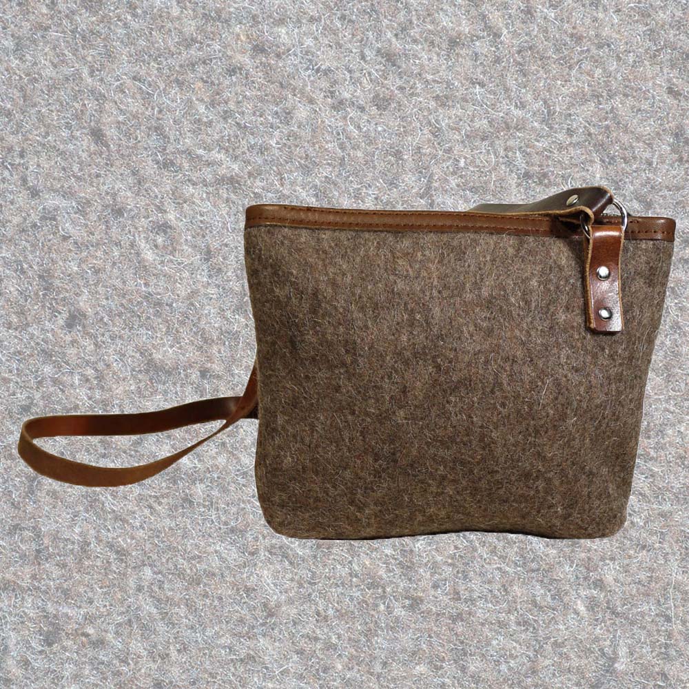 Schultertasche aus Schweizer Armeedecken, Geschenk, Geschenkidee, Manufaktur, Handgemacht, Swissmade, CH-Armee-Decken, Aktenmappe, Handtasche, Rucksack, Shopper, Tasche, Allroundtasche, Schultertasche, Umhängetasche, Laptoptasche, Schultertasche Vintage Look, Handytasche, Aktentasche, Bowling Bag, Unisex Allroundtasche, Reisetasche, Bowling-Umhängetasche, Schweizer Postsack, Beuteltasche, Shopper Post