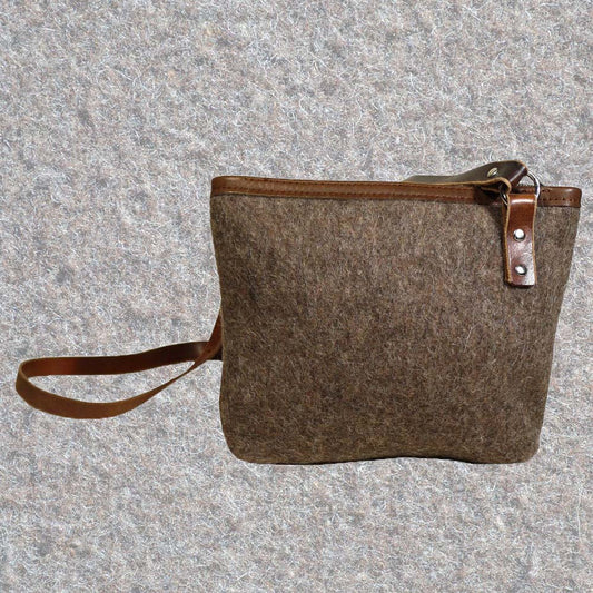 Schultertasche aus Schweizer Armeedecken, Geschenk, Geschenkidee, Manufaktur, Handgemacht, Swissmade, CH-Armee-Decken, Aktenmappe, Handtasche, Rucksack, Shopper, Tasche, Allroundtasche, Schultertasche, Umhängetasche, Laptoptasche, Schultertasche Vintage Look, Handytasche, Aktentasche, Bowling Bag, Unisex Allroundtasche, Reisetasche, Bowling-Umhängetasche, Schweizer Postsack, Beuteltasche, Shopper Post