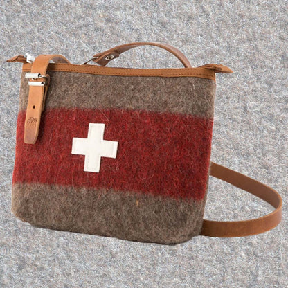 Schultertasche aus Schweizer Armeedecken, Geschenk, Geschenkidee, Manufaktur, Handgemacht, Swissmade, CH-Armee-Decken, Aktenmappe, Handtasche, Rucksack, Shopper, Tasche, Allroundtasche, Schultertasche, Umhängetasche, Laptoptasche, Schultertasche Vintage Look, Handytasche, Aktentasche, Bowling Bag, Unisex Allroundtasche, Reisetasche, Bowling-Umhängetasche, Schweizer Postsack, Beuteltasche, Shopper Post