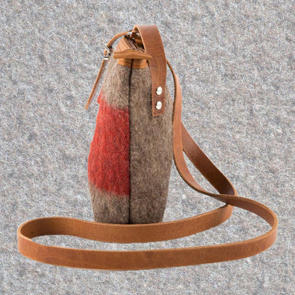 Schultertasche aus Schweizer Armeedecken, Geschenk, Geschenkidee, Manufaktur, Handgemacht, Swissmade, CH-Armee-Decken, Aktenmappe, Handtasche, Rucksack, Shopper, Tasche, Allroundtasche, Schultertasche, Umhängetasche, Laptoptasche, Schultertasche Vintage Look, Handytasche, Aktentasche, Bowling Bag, Unisex Allroundtasche, Reisetasche, Bowling-Umhängetasche, Schweizer Postsack, Beuteltasche, Shopper Post