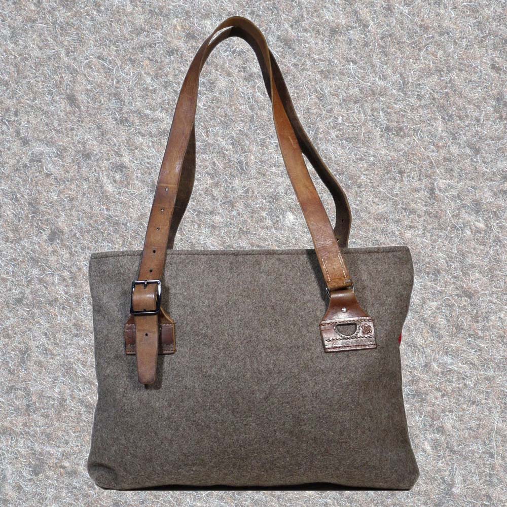 Schweizer Armeedecken, Geschenk, Geschenkidee, Manufaktur, Handgemacht, Swissmade, CH-Armee-Decken, Aktenmappe, Handtasche, Rucksack, Shopper, Tasche, Allroundtasche, Schultertasche, Umhängetasche, Laptoptasche, Schultertasche Vintage Look, Handytasche, Aktentasche, Bowling Bag, Unisex Allroundtasche, Reisetasche, Bowling-Umhängetasche, Schweizer Postsack, Beuteltasche, Shopper Post