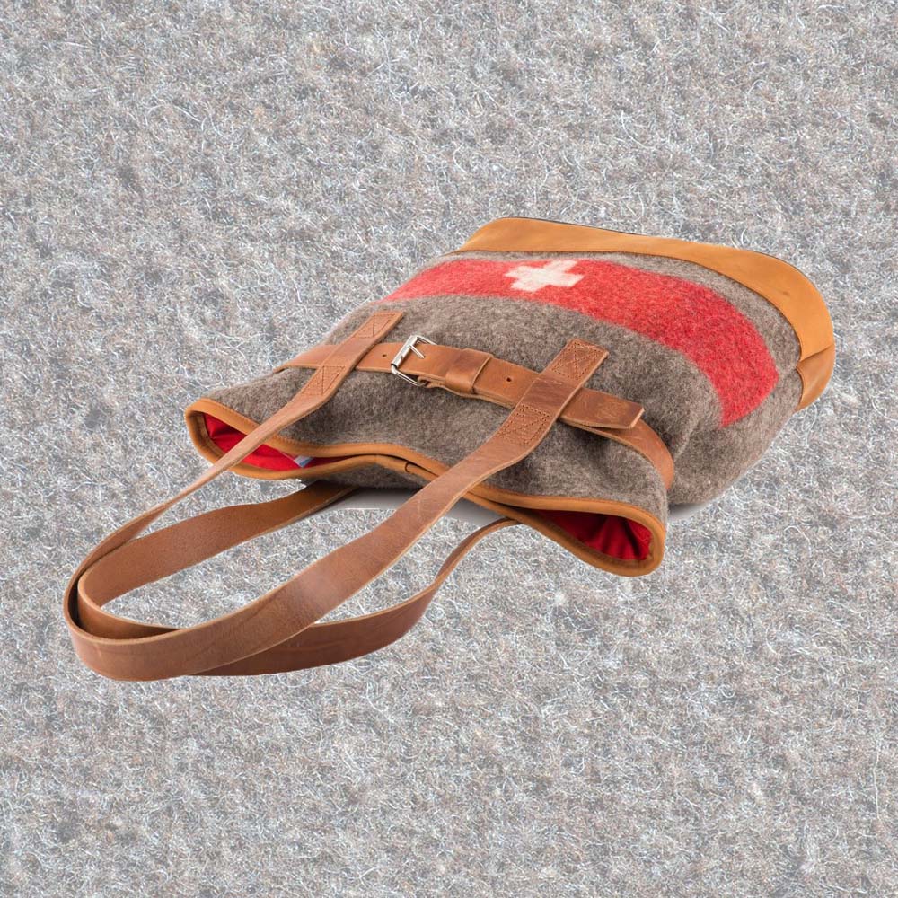 Tasche aus Schweizer Armeedecken, Geschenk, Geschenkidee, Manufaktur, Handgemacht, Swissmade, CH-Armee-Decken, Aktenmappe, Handtasche, Rucksack, Shopper, Tasche, Allroundtasche, Schultertasche, Umhängetasche, Laptoptasche, Schultertasche Vintage Look, Handytasche, Aktentasche, Bowling Bag, Unisex Allroundtasche, Reisetasche, Bowling-Umhängetasche, Schweizer Postsack, Beuteltasche, Shopper Post