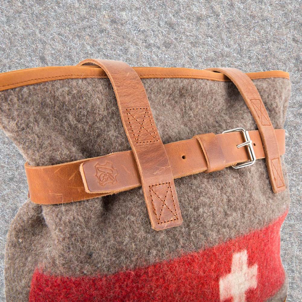 Tasche aus Schweizer Armeedecken, Geschenk, Geschenkidee, Manufaktur, Handgemacht, Swissmade, CH-Armee-Decken, Aktenmappe, Handtasche, Rucksack, Shopper, Tasche, Allroundtasche, Schultertasche, Umhängetasche, Laptoptasche, Schultertasche Vintage Look, Handytasche, Aktentasche, Bowling Bag, Unisex Allroundtasche, Reisetasche, Bowling-Umhängetasche, Schweizer Postsack, Beuteltasche, Shopper Post