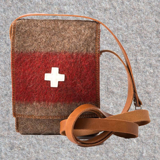 Umhängetasche aus Schweizer Armeedecken, Geschenk, Geschenkidee, Manufaktur, Handgemacht, Swissmade, CH-Armee-Decken, Aktenmappe, Handtasche, Rucksack, Shopper, Tasche, Allroundtasche, Schultertasche, Umhängetasche, Laptoptasche, Schultertasche Vintage Look, Handytasche, Aktentasche, Bowling Bag, Unisex Allroundtasche, Reisetasche, Bowling-Umhängetasche, Schweizer Postsack, Beuteltasche, Shopper Post