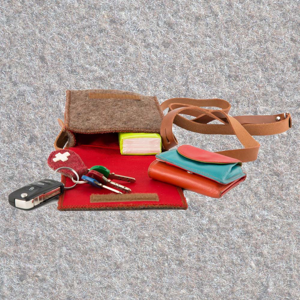 Umhängetasche aus Schweizer Armeedecken, Geschenk, Geschenkidee, Manufaktur, Handgemacht, Swissmade, CH-Armee-Decken, Aktenmappe, Handtasche, Rucksack, Shopper, Tasche, Allroundtasche, Schultertasche, Umhängetasche, Laptoptasche, Schultertasche Vintage Look, Handytasche, Aktentasche, Bowling Bag, Unisex Allroundtasche, Reisetasche, Bowling-Umhängetasche, Schweizer Postsack, Beuteltasche, Shopper Post