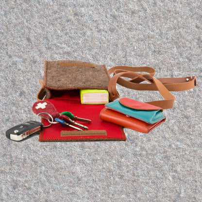 Umhängetasche aus Schweizer Armeedecken, Geschenk, Geschenkidee, Manufaktur, Handgemacht, Swissmade, CH-Armee-Decken, Aktenmappe, Handtasche, Rucksack, Shopper, Tasche, Allroundtasche, Schultertasche, Umhängetasche, Laptoptasche, Schultertasche Vintage Look, Handytasche, Aktentasche, Bowling Bag, Unisex Allroundtasche, Reisetasche, Bowling-Umhängetasche, Schweizer Postsack, Beuteltasche, Shopper Post