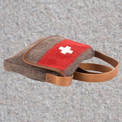 Unisex Allroundtasche aus Schweizer Armeedeckenm, Geschenk, Geschenkidee, Manufaktur, Handgemacht, Swissmade, CH-Armee-Decken, Aktenmappe, Handtasche, Rucksack, Shopper, Tasche, Allroundtasche, Schultertasche, Umhängetasche, Laptoptasche, Schultertasche Vintage Look, Handytasche, Aktentasche, Bowling Bag, Unisex Allroundtasche, Reisetasche, Bowling-Umhängetasche, Schweizer Postsack, Beuteltasche, Shopper Post