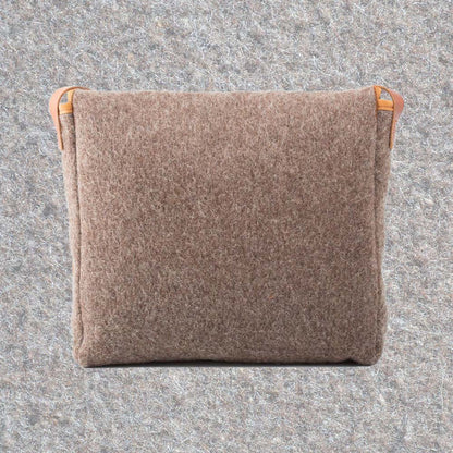 Unisex Allroundtasche aus Schweizer Armeedecken, Geschenk, Geschenkidee, Manufaktur, Handgemacht, Swissmade, CH-Armee-Decken, Aktenmappe, Handtasche, Rucksack, Shopper, Tasche, Allroundtasche, Schultertasche, Umhängetasche, Laptoptasche, Schultertasche Vintage Look, Handytasche, Aktentasche, Bowling Bag, Unisex Allroundtasche, Reisetasche, Bowling-Umhängetasche, Schweizer Postsack, Beuteltasche, Shopper Post